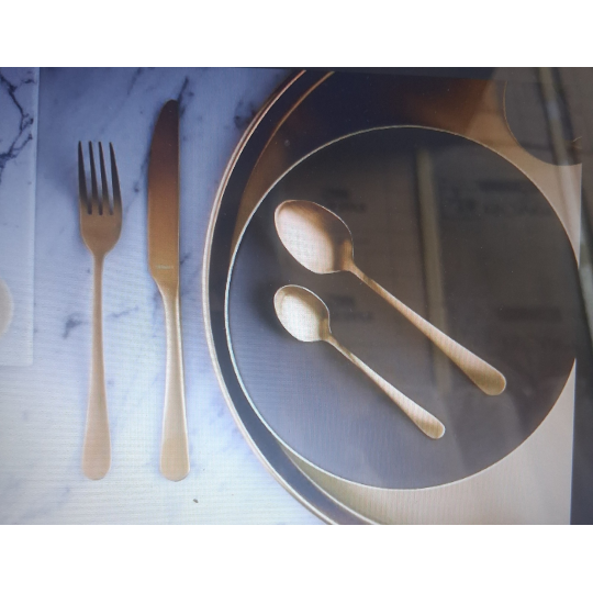 Fourchette, couteau, petite cuillère, cuillère dessert Doré