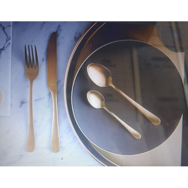 Fourchette, couteau, petite cuillère, cuillère dessert Doré